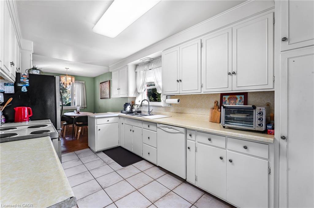 141 Riverbank Drive, Cambridge, ON - Indoor Photo Showing Kitchen With Double Sink