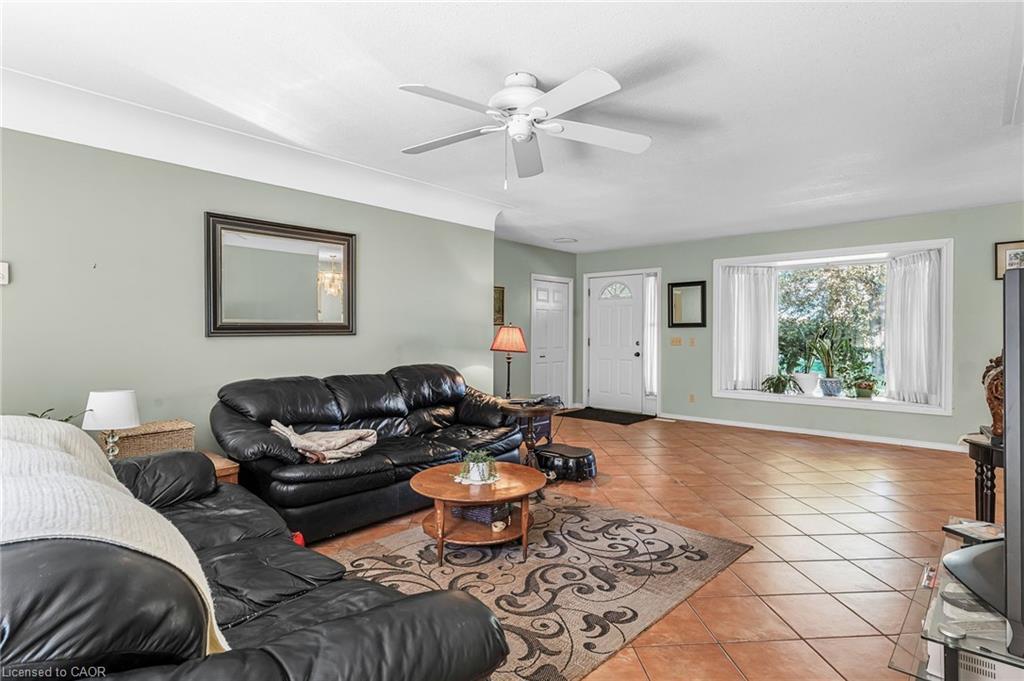 141 Riverbank Drive, Cambridge, ON - Indoor Photo Showing Living Room
