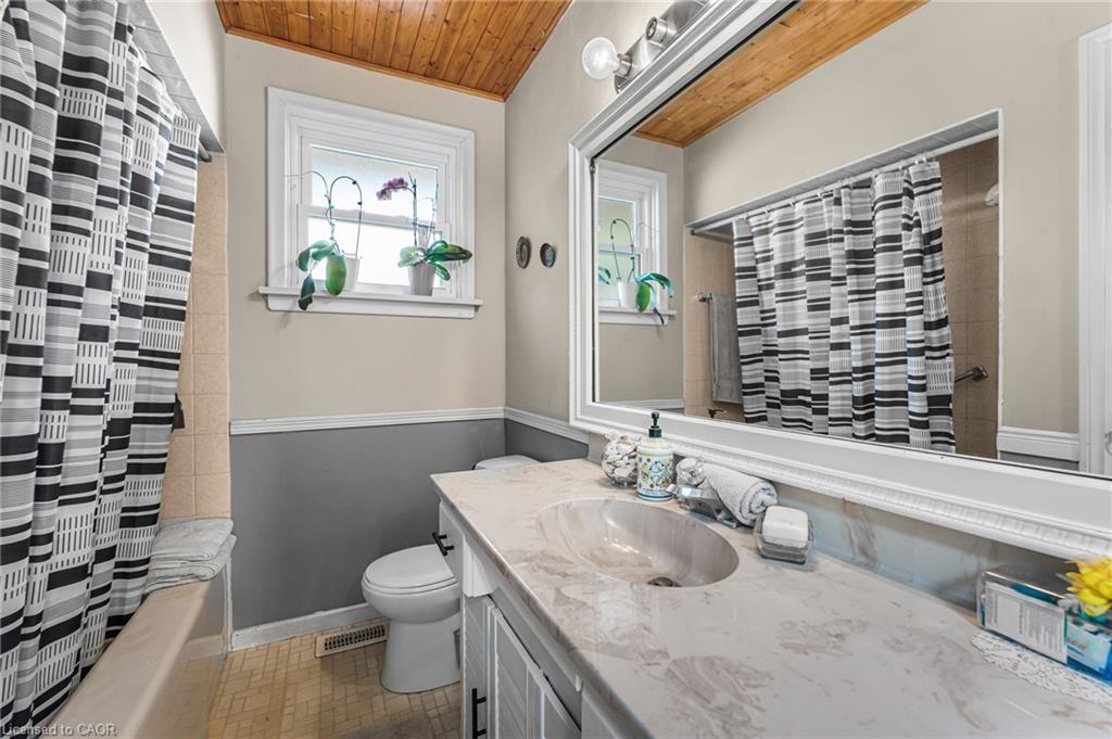 141 Riverbank Drive, Cambridge, ON - Indoor Photo Showing Bathroom
