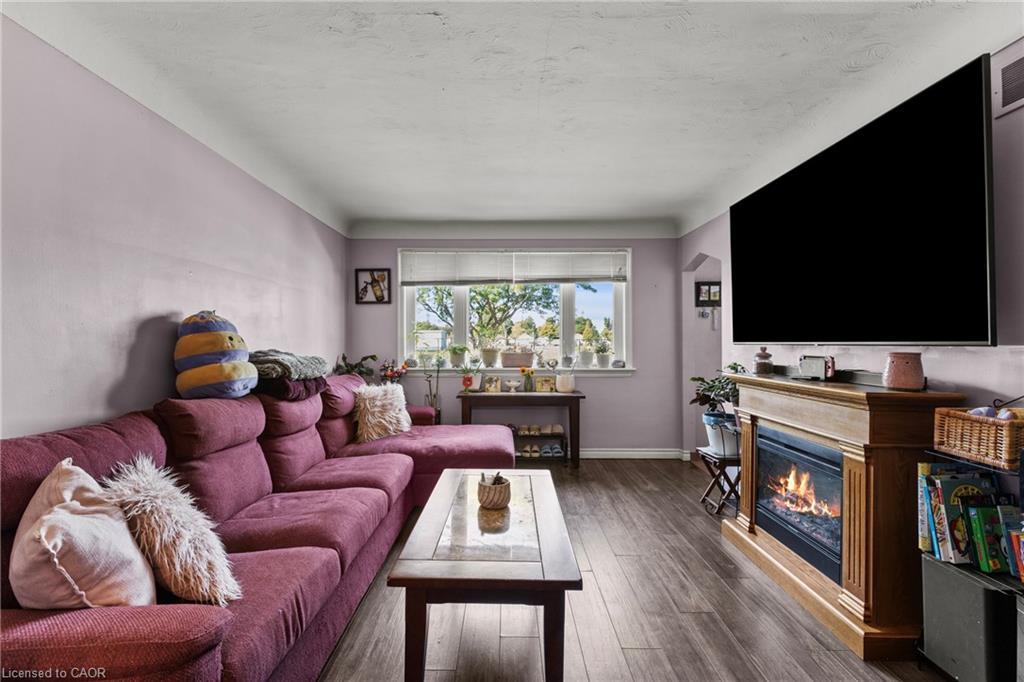 147 Summerhill Avenue, Hamilton, ON - Indoor Photo Showing Living Room With Fireplace