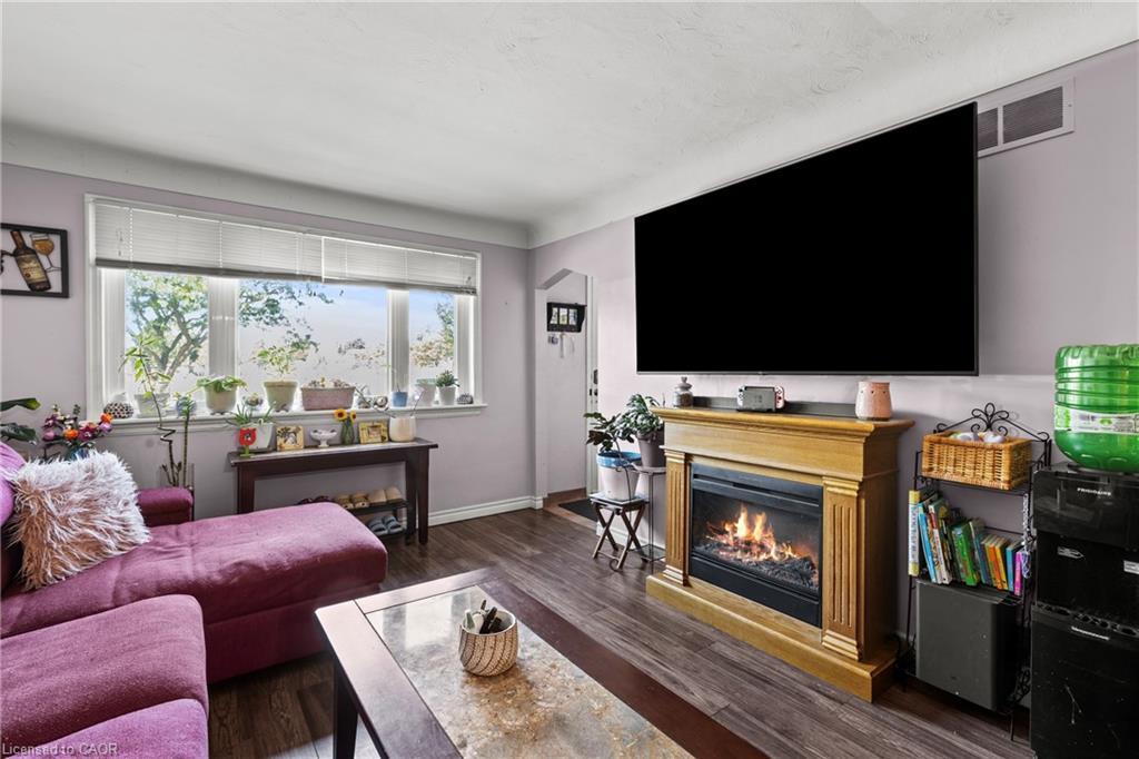 147 Summerhill Avenue, Hamilton, ON - Indoor Photo Showing Living Room With Fireplace