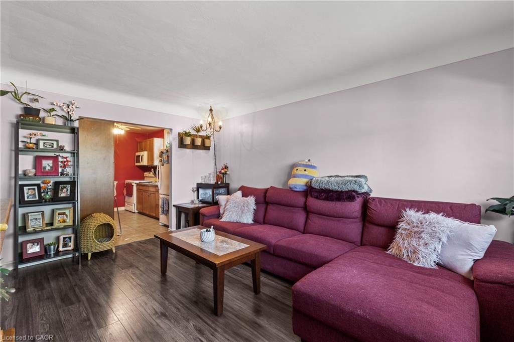 147 Summerhill Avenue, Hamilton, ON - Indoor Photo Showing Living Room
