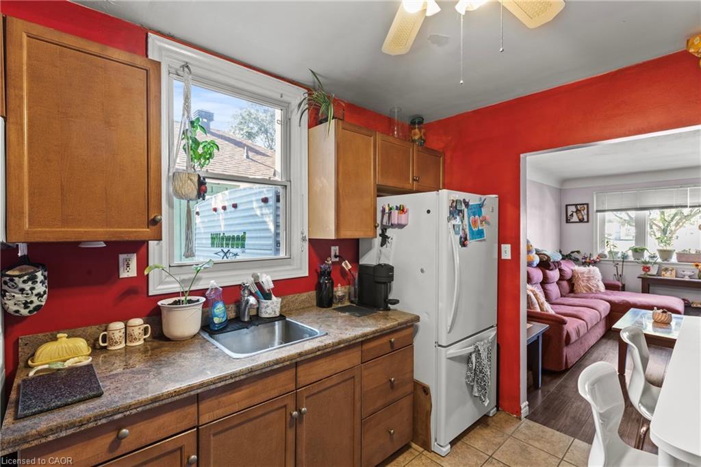 147 Summerhill Avenue, Hamilton, ON - Indoor Photo Showing Kitchen