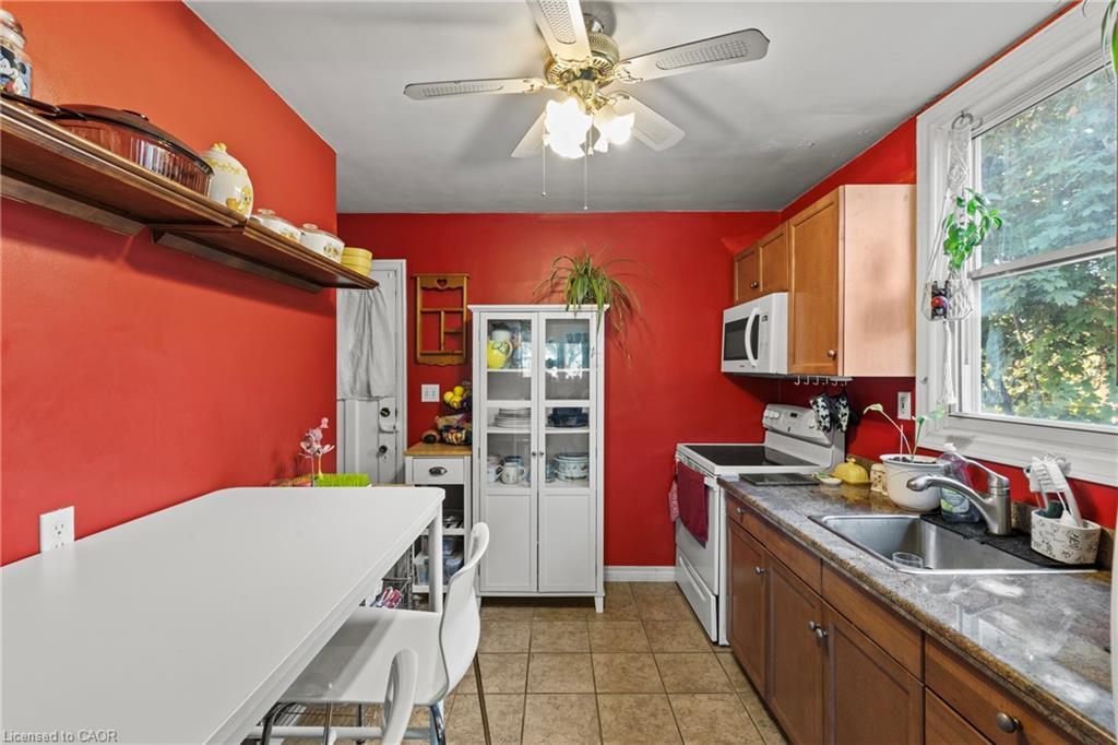 147 Summerhill Avenue, Hamilton, ON - Indoor Photo Showing Kitchen