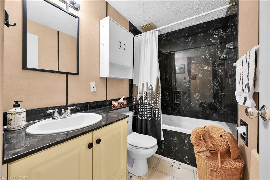 A11-25 Britten Close, Hamilton, ON - Indoor Photo Showing Bathroom