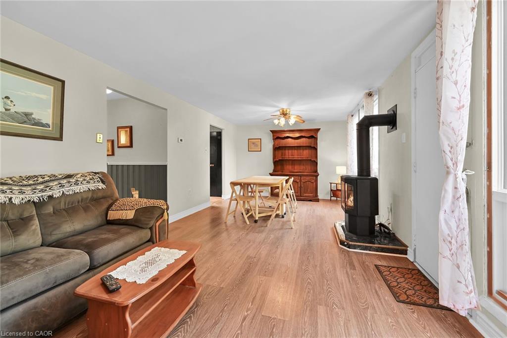 A11-25 Britten Close, Hamilton, ON - Indoor Photo Showing Living Room