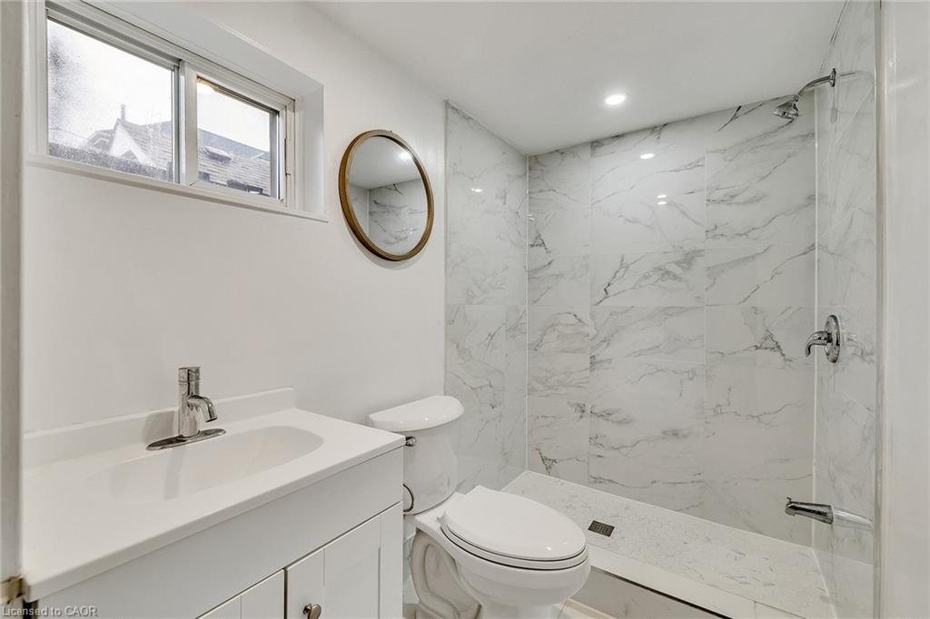 174 William Street, Brantford, ON - Indoor Photo Showing Bathroom