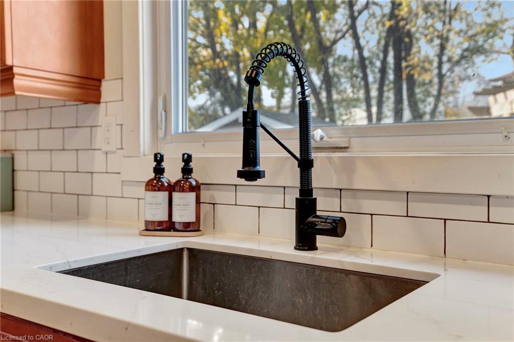 8 Grenoble Road, Hamilton, ON - Indoor Photo Showing Kitchen