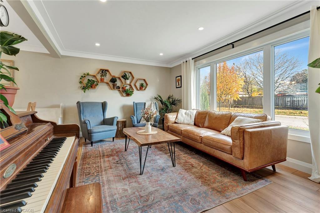 8 Grenoble Road, Hamilton, ON - Indoor Photo Showing Living Room