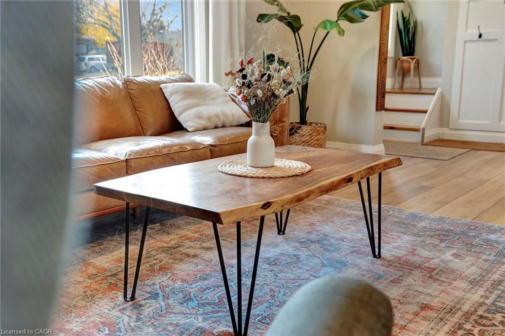 8 Grenoble Road, Hamilton, ON - Indoor Photo Showing Living Room