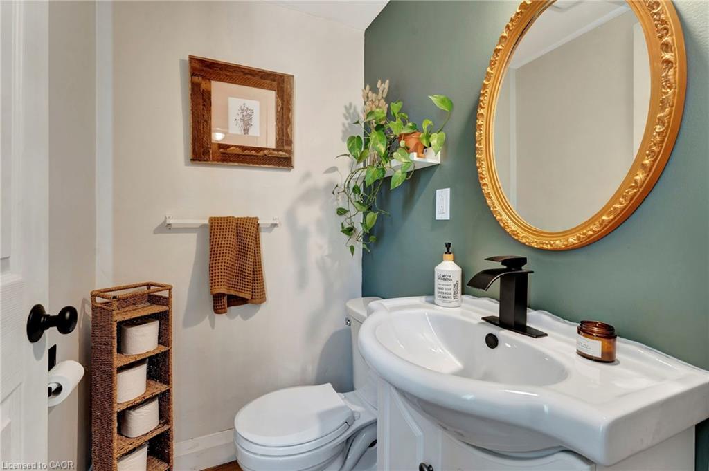 8 Grenoble Road, Hamilton, ON - Indoor Photo Showing Bathroom