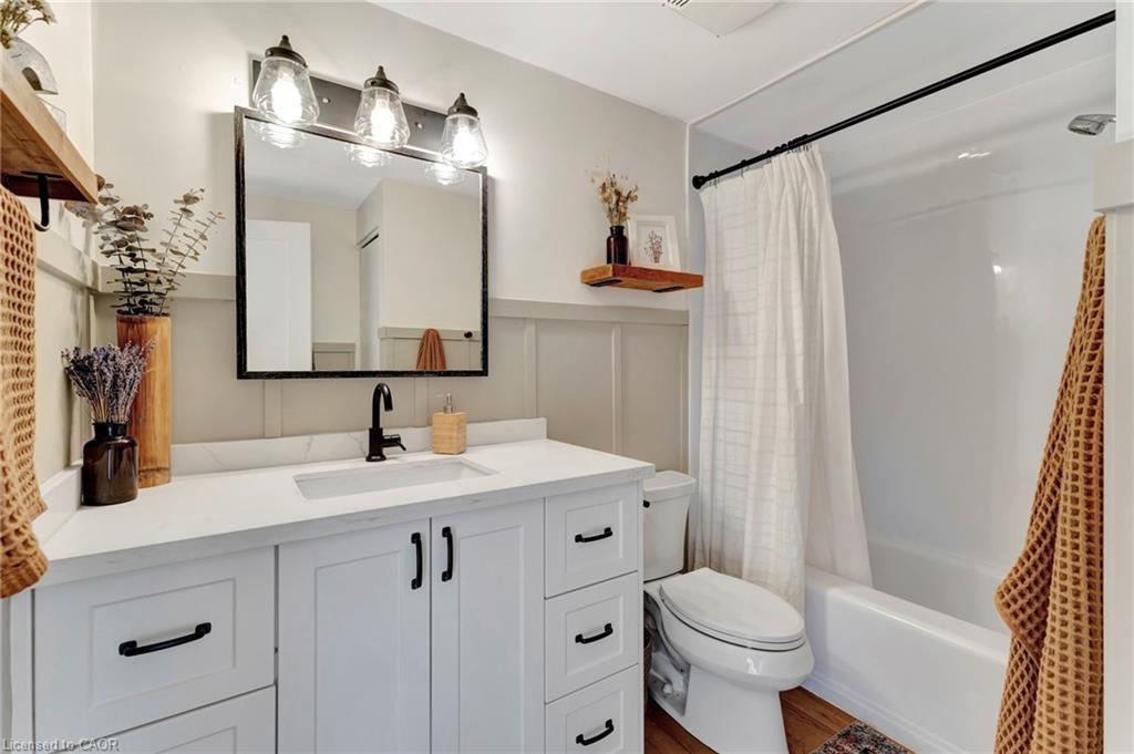 8 Grenoble Road, Hamilton, ON - Indoor Photo Showing Bathroom