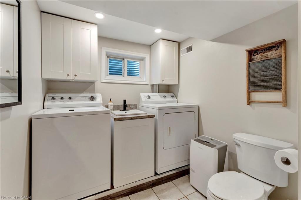 8 Grenoble Road, Hamilton, ON - Indoor Photo Showing Laundry Room