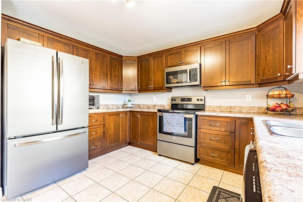 28 Springbreeze Heights, Hamilton, ON - Indoor Photo Showing Kitchen