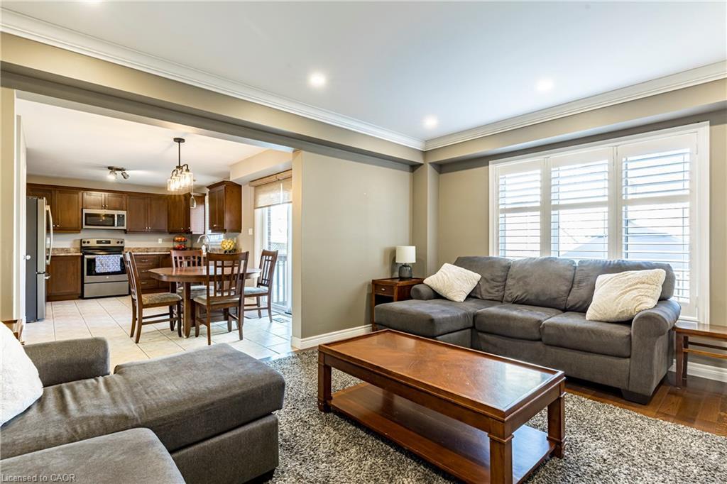 28 Springbreeze Heights, Hamilton, ON - Indoor Photo Showing Living Room