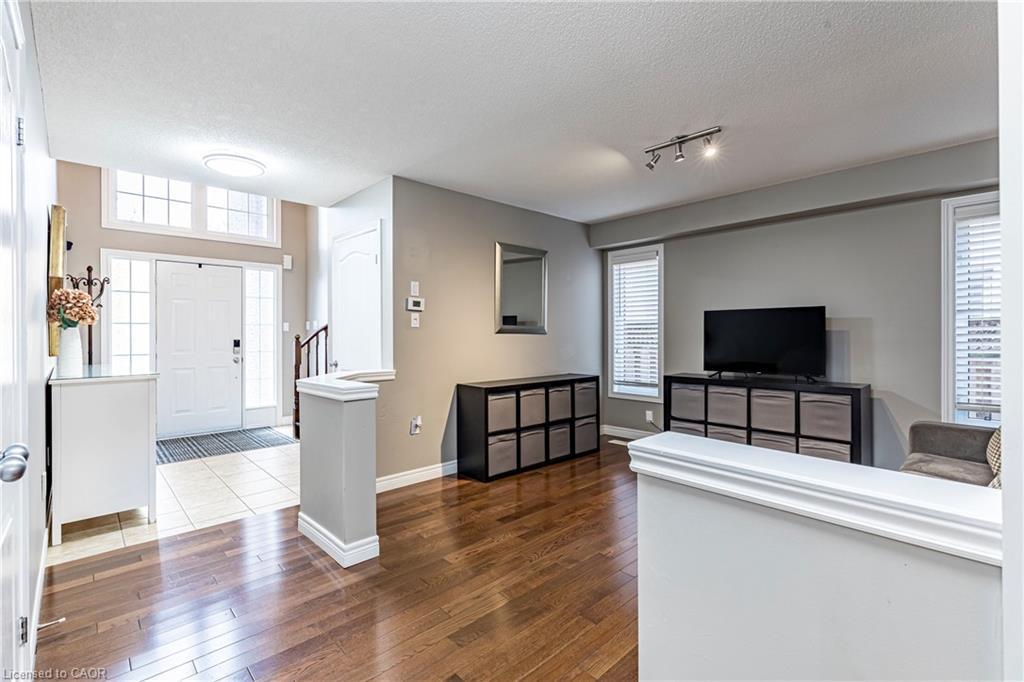 28 Springbreeze Heights, Hamilton, ON - Indoor Photo Showing Living Room