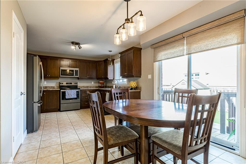 28 Springbreeze Heights, Hamilton, ON - Indoor Photo Showing Dining Room