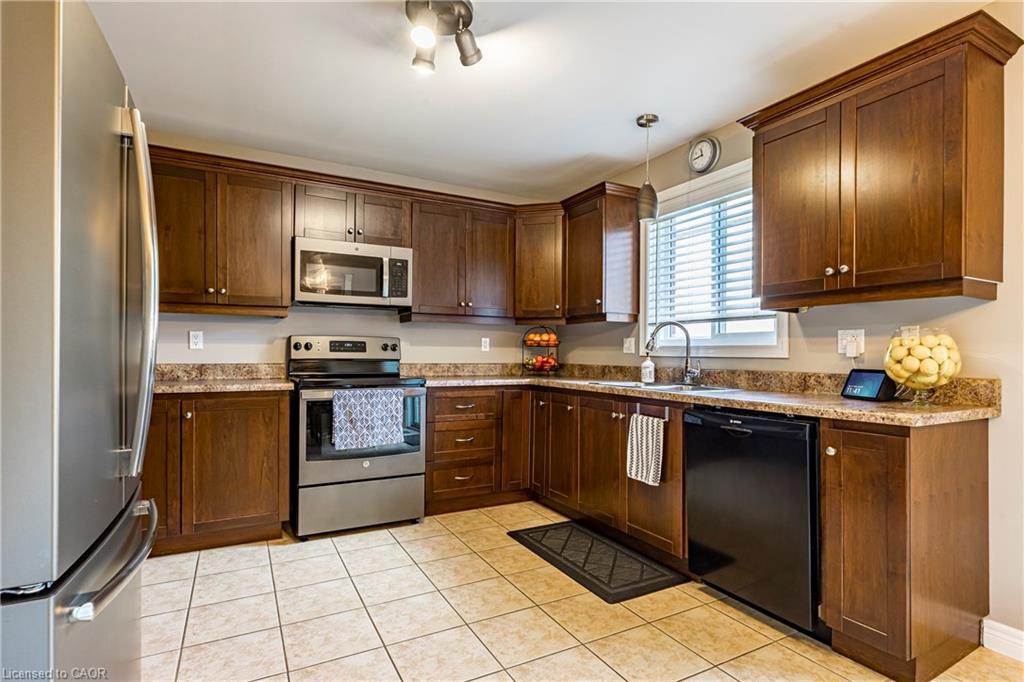 28 Springbreeze Heights, Hamilton, ON - Indoor Photo Showing Kitchen With Double Sink