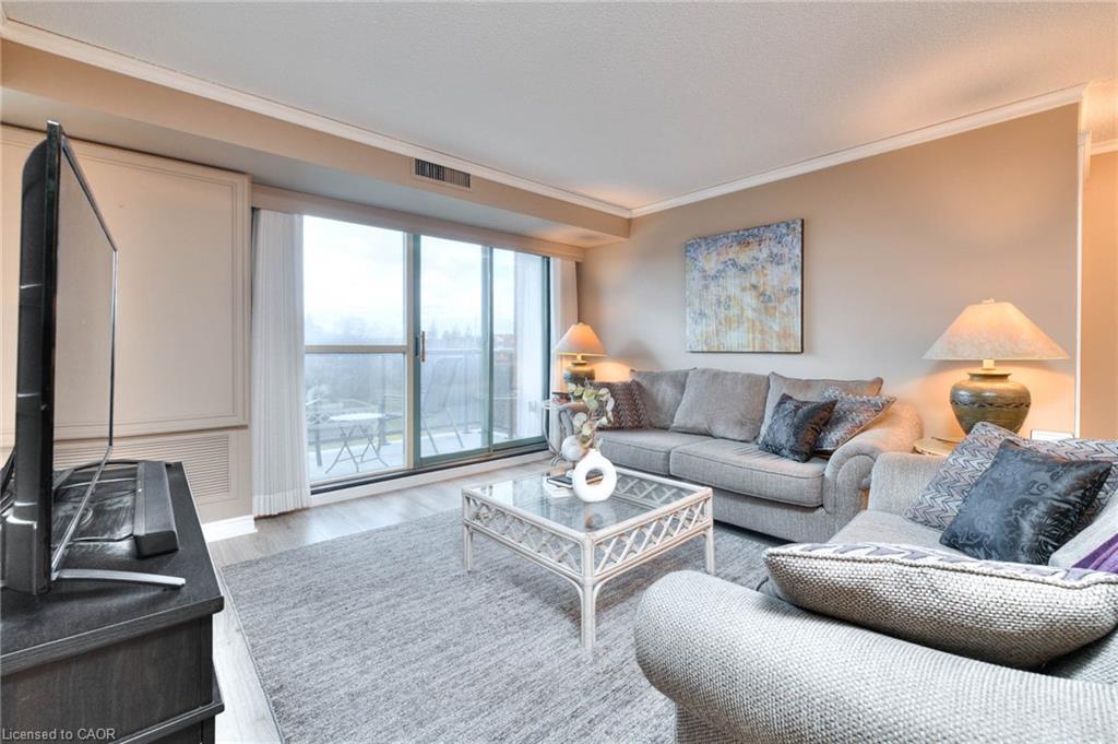 413-30 Blue Springs Drive, Waterloo, ON - Indoor Photo Showing Living Room
