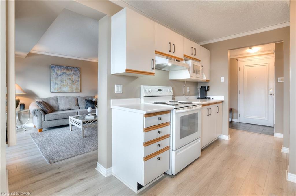 413-30 Blue Springs Drive, Waterloo, ON - Indoor Photo Showing Kitchen