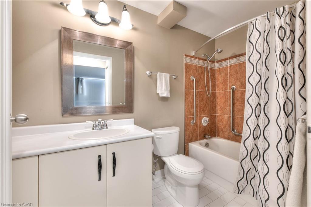 413-30 Blue Springs Drive, Waterloo, ON - Indoor Photo Showing Bathroom
