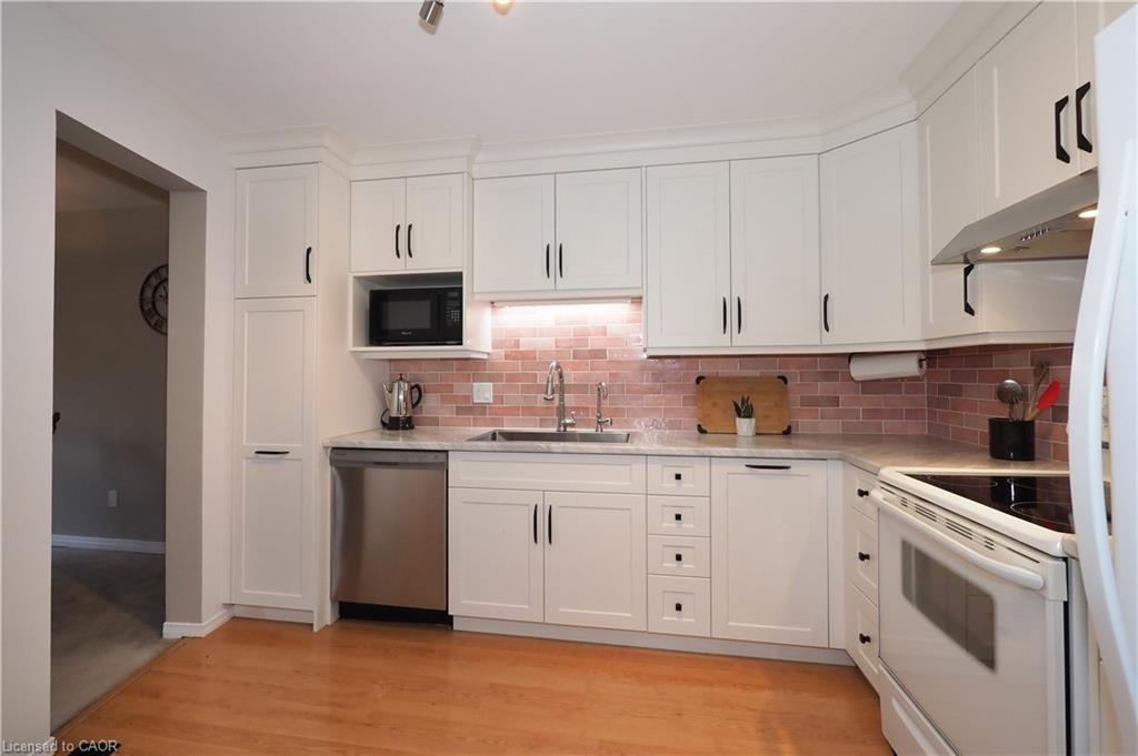 1-511 Oakvale Drive, Waterloo, ON - Indoor Photo Showing Kitchen