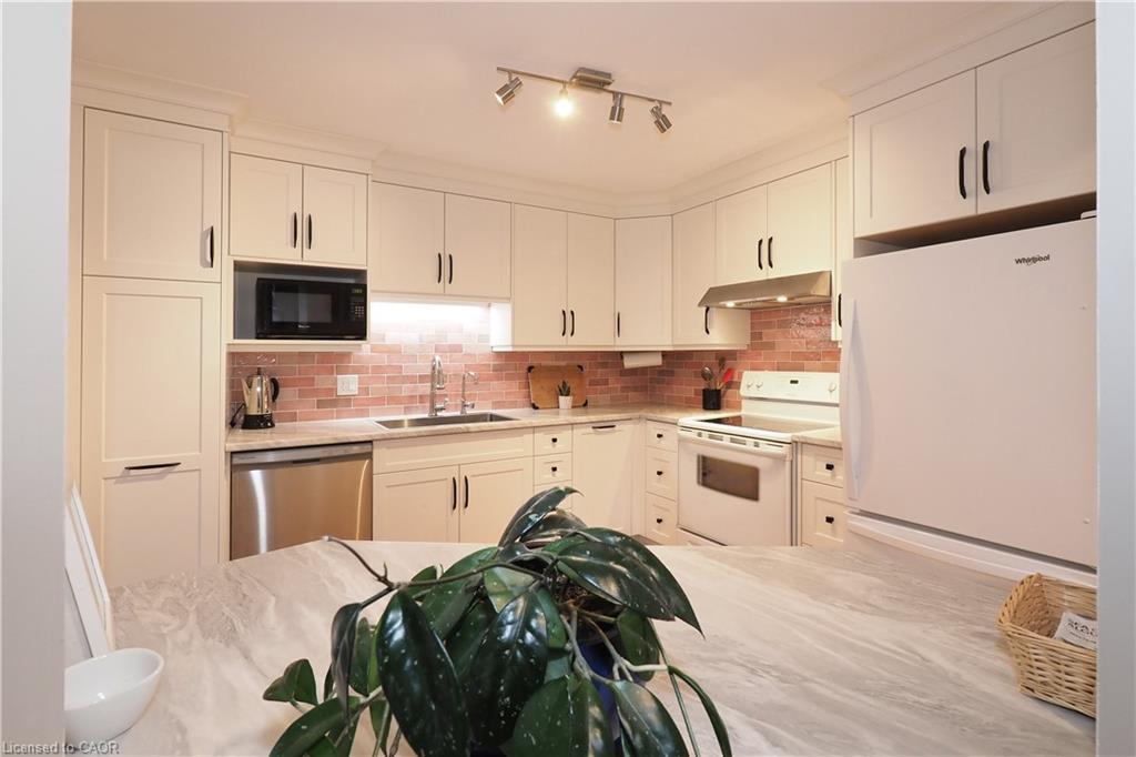 1-511 Oakvale Drive, Waterloo, ON - Indoor Photo Showing Kitchen