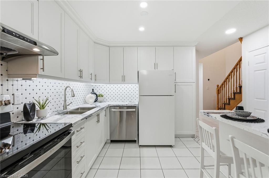 25-100 Vineberg Drive, Hamilton, ON - Indoor Photo Showing Kitchen With Double Sink