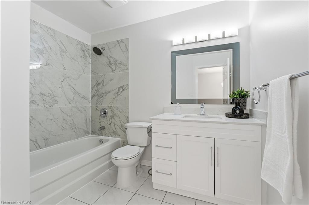 25-100 Vineberg Drive, Hamilton, ON - Indoor Photo Showing Bathroom