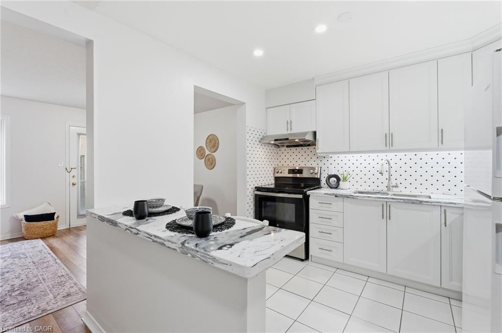25-100 Vineberg Drive, Hamilton, ON - Indoor Photo Showing Kitchen With Double Sink With Upgraded Kitchen
