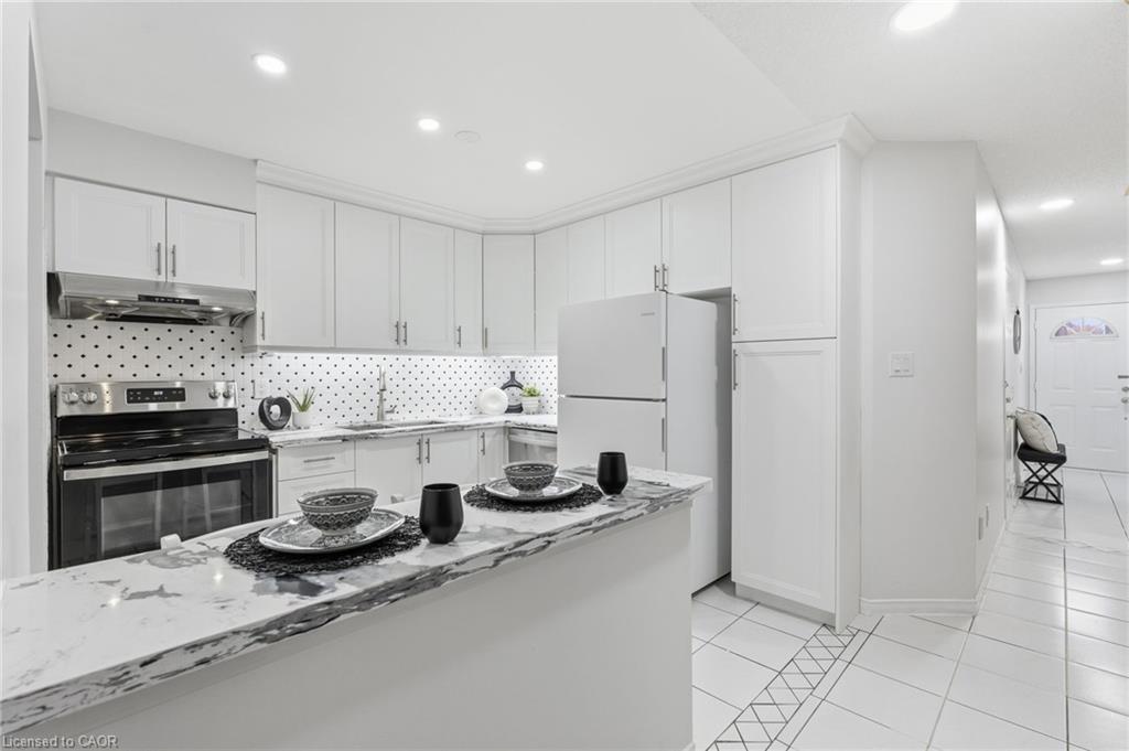 25-100 Vineberg Drive, Hamilton, ON - Indoor Photo Showing Kitchen