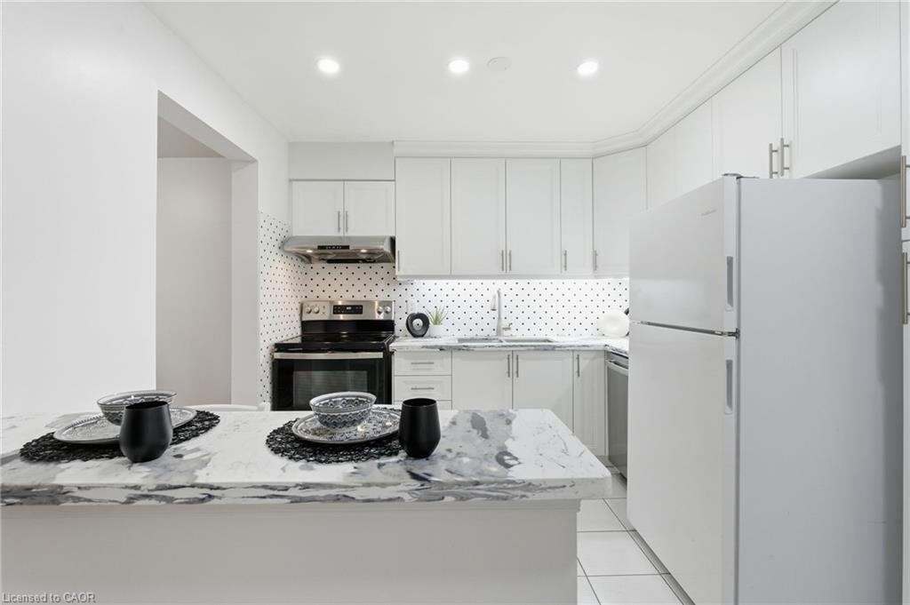 25-100 Vineberg Drive, Hamilton, ON - Indoor Photo Showing Kitchen