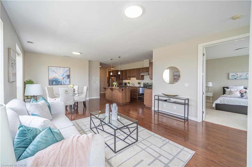 501-223 Erb Street W, Waterloo, ON - Indoor Photo Showing Living Room