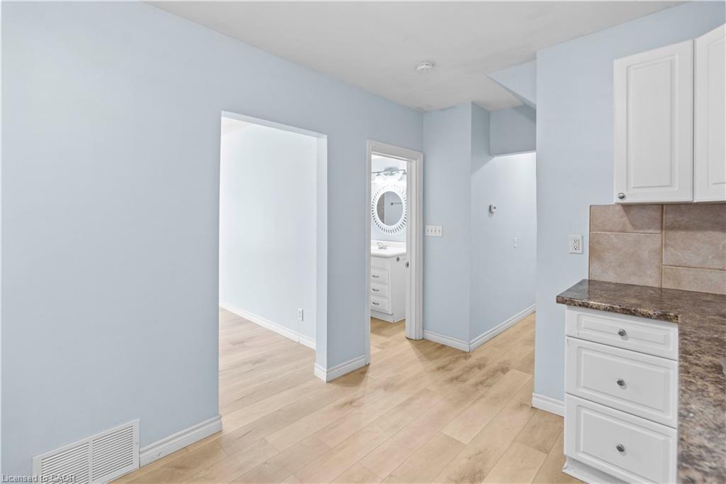 18 Barnesdale Avenue N, Hamilton, ON - Indoor