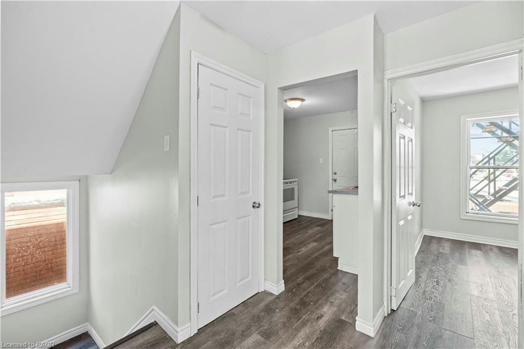 18 Barnesdale Avenue N, Hamilton, ON - Indoor Photo Showing Other Room