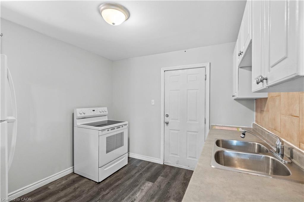 18 Barnesdale Avenue N, Hamilton, ON - Indoor Photo Showing Kitchen With Double Sink
