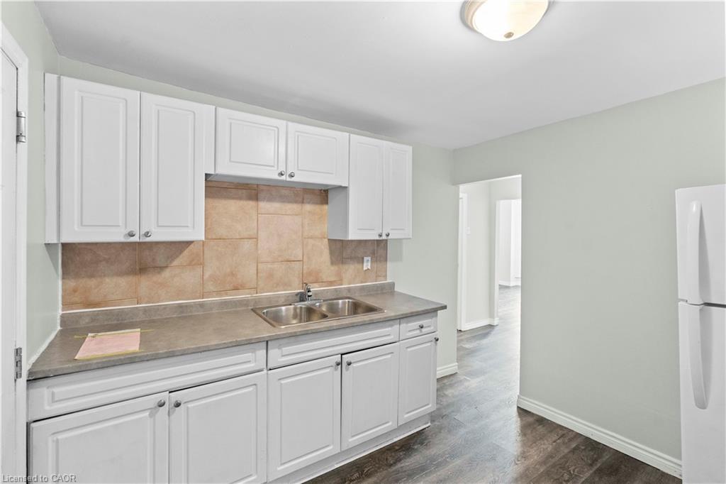 18 Barnesdale Avenue N, Hamilton, ON - Indoor Photo Showing Kitchen With Double Sink
