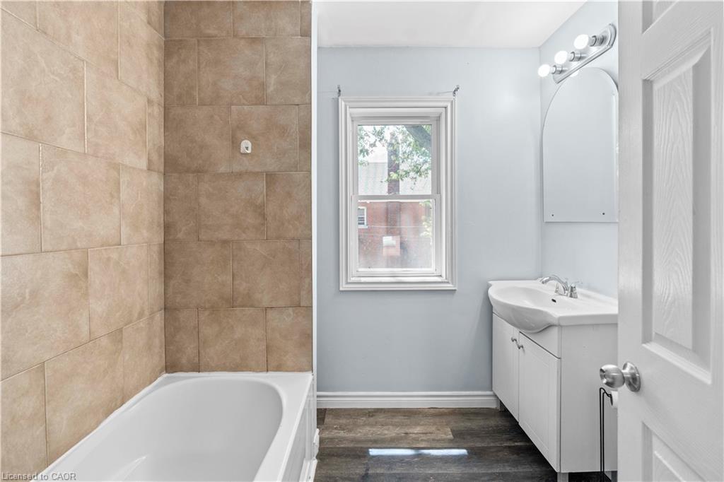 18 Barnesdale Avenue N, Hamilton, ON - Indoor Photo Showing Bathroom
