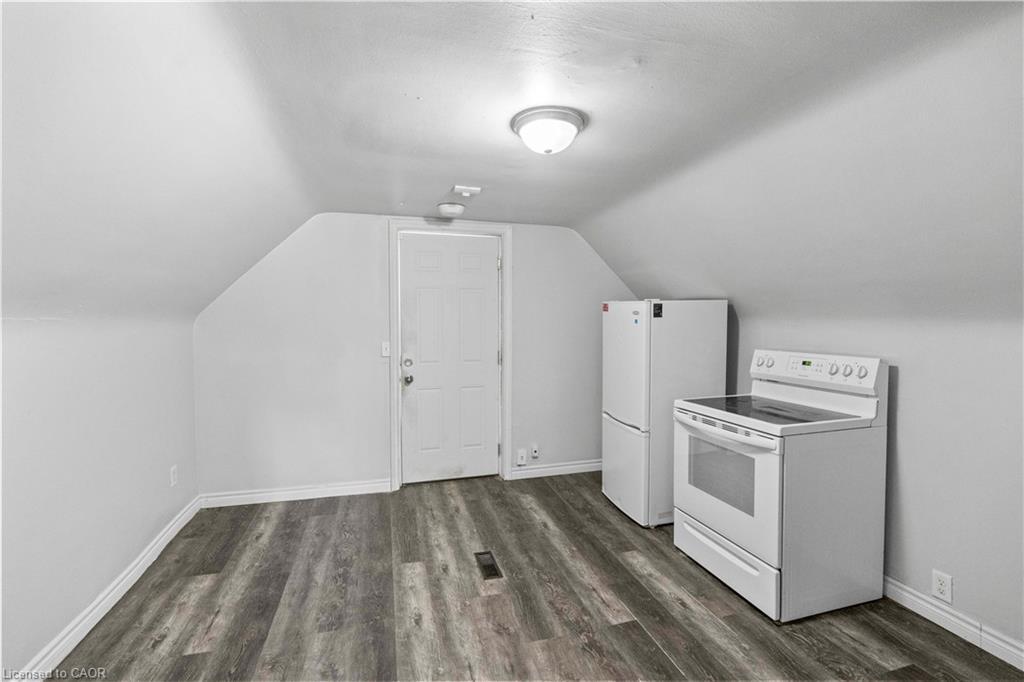 18 Barnesdale Avenue N, Hamilton, ON - Indoor Photo Showing Laundry Room