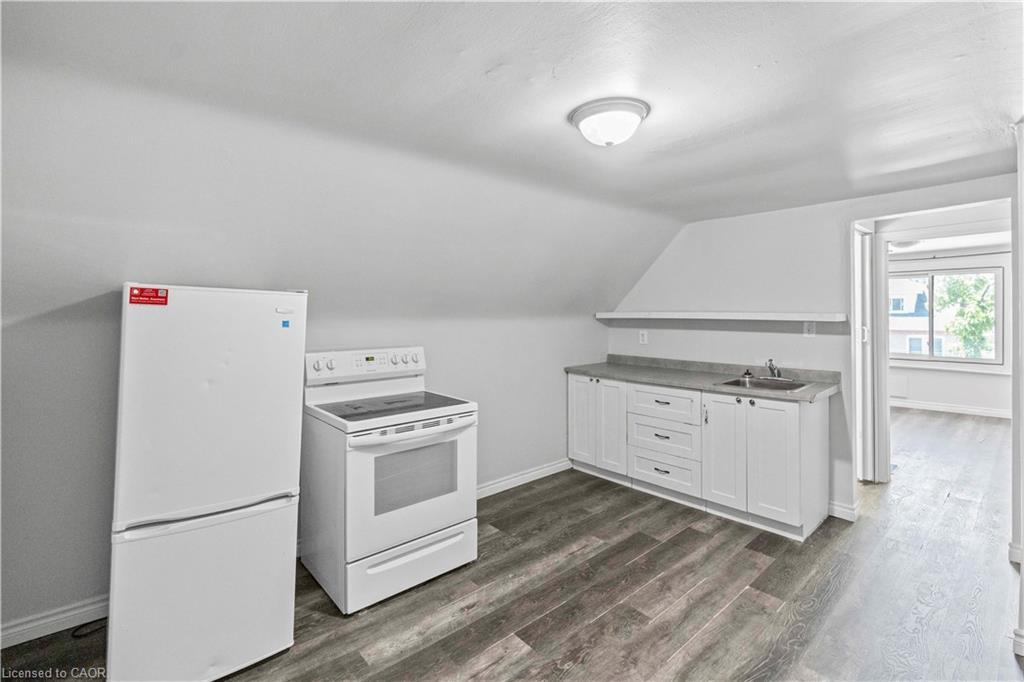 18 Barnesdale Avenue N, Hamilton, ON - Indoor Photo Showing Kitchen