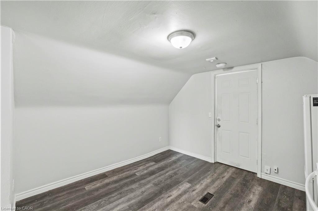 18 Barnesdale Avenue N, Hamilton, ON - Indoor Photo Showing Other Room