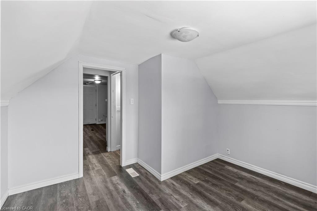 18 Barnesdale Avenue N, Hamilton, ON - Indoor Photo Showing Other Room
