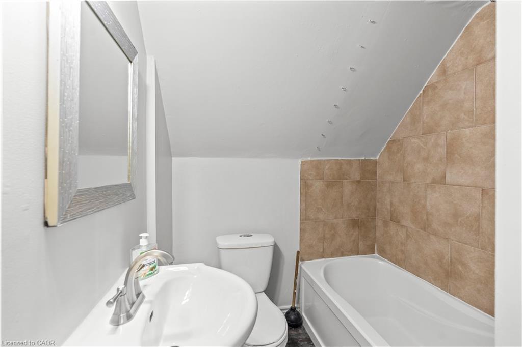 18 Barnesdale Avenue N, Hamilton, ON - Indoor Photo Showing Bathroom