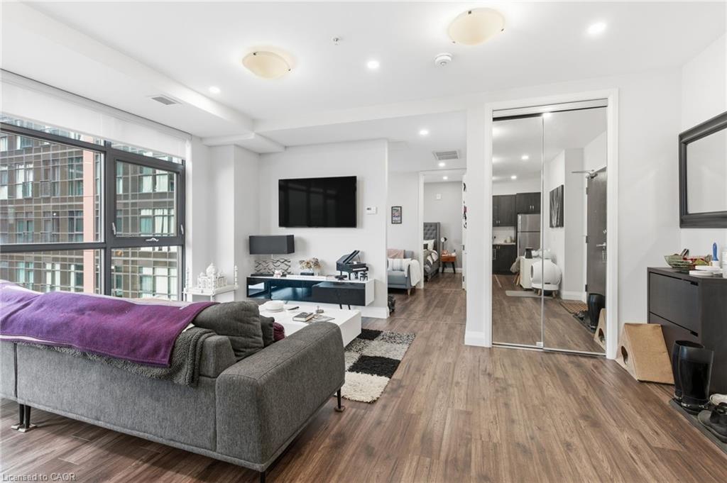 916-118 King Street E, Hamilton, ON - Indoor Photo Showing Living Room