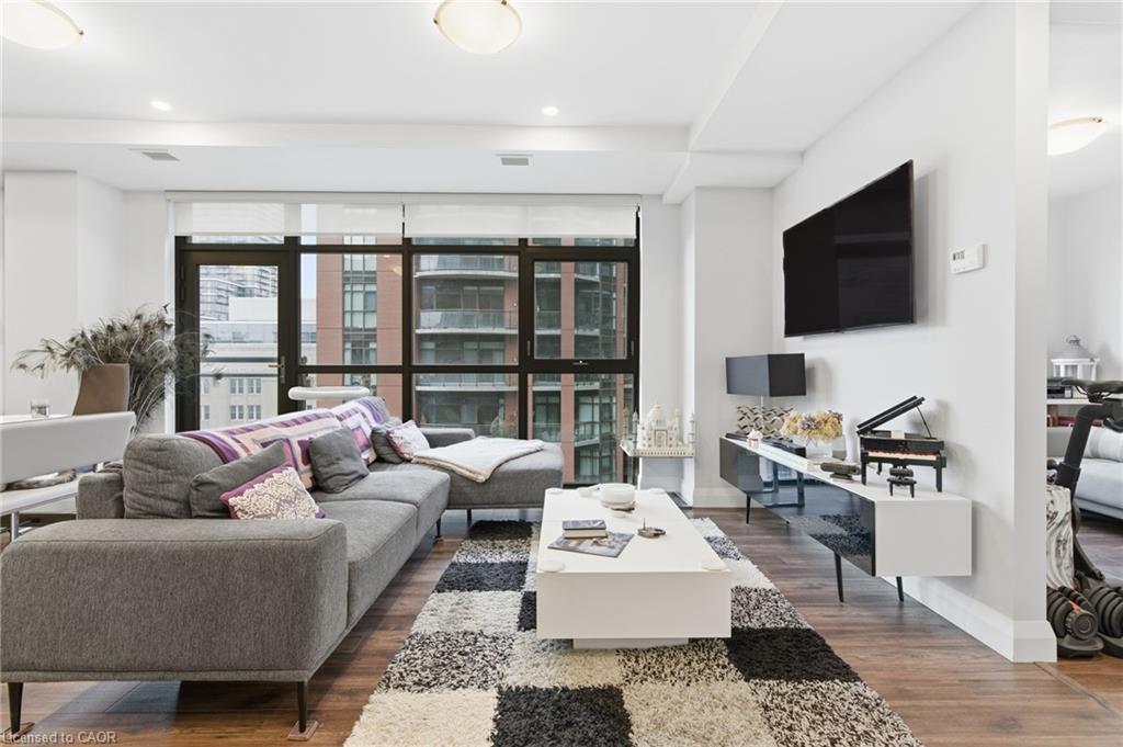 916-118 King Street E, Hamilton, ON - Indoor Photo Showing Living Room