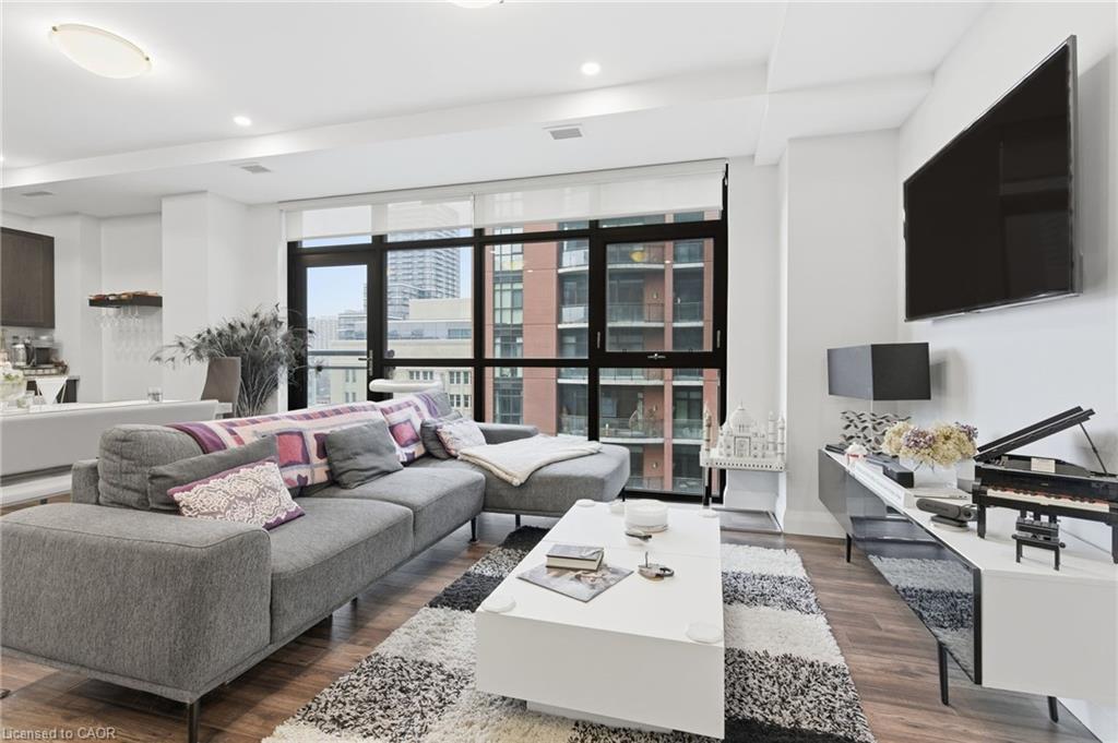 916-118 King Street E, Hamilton, ON - Indoor Photo Showing Living Room