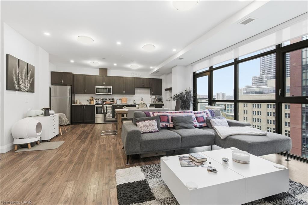 916-118 King Street E, Hamilton, ON - Indoor Photo Showing Living Room