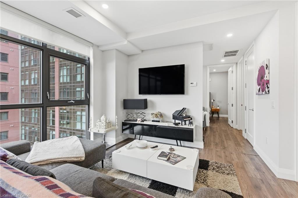 916-118 King Street E, Hamilton, ON - Indoor Photo Showing Living Room