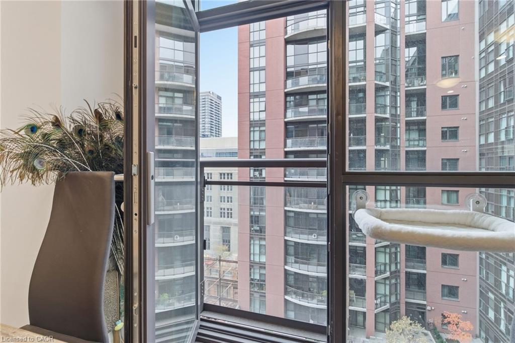 916-118 King Street E, Hamilton, ON - Outdoor