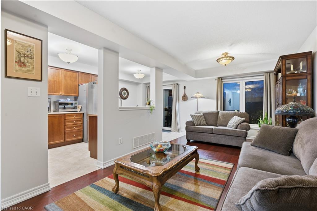 41-250 Ainslie Street S, Cambridge, ON - Indoor Photo Showing Living Room